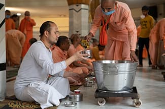 Feed the Sadhus – Serve the Saints photo 3